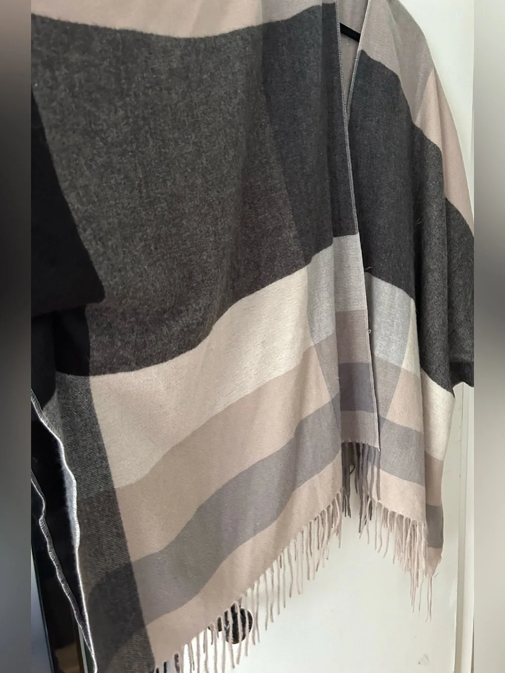 Wrap/Cape - Picture 2 of 6